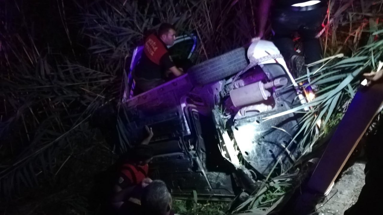 Sulama kanalına devrilen otomobilin sürücüsü yaralandı