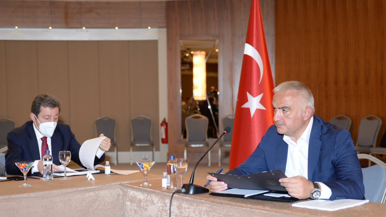 Bakan Ersoy turizmcilerle toplantı yaptı