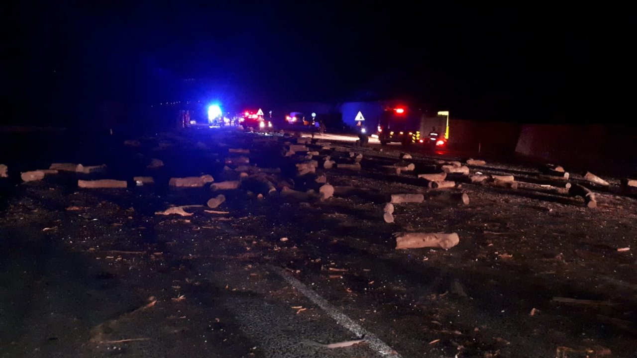 DEVRİLEN KAMYON KAZAYA SEBEP OLDU