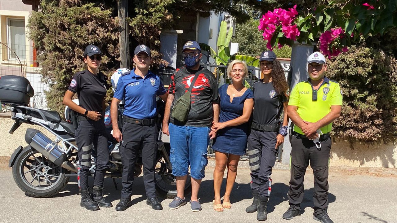 Polislerden zihinsel engelli gence doğum günü sürprizi