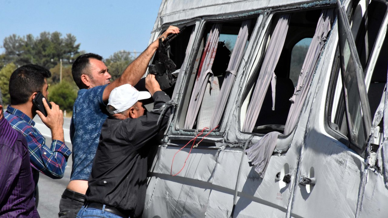 Muğla'da Ukraynalı turistleri taşıyan otobüs ile öğrenci servisi çarpıştı: 1 ölü, 55 yaralı