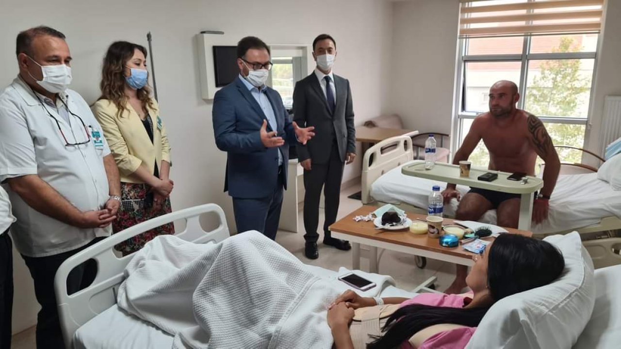 UKRAYNA’NIN ANTALYA KONSOLOSU RUSTAMOV, KAZADA YARALANAN TURİSTLERİ HASTANEDE ZİYARET ETTİ