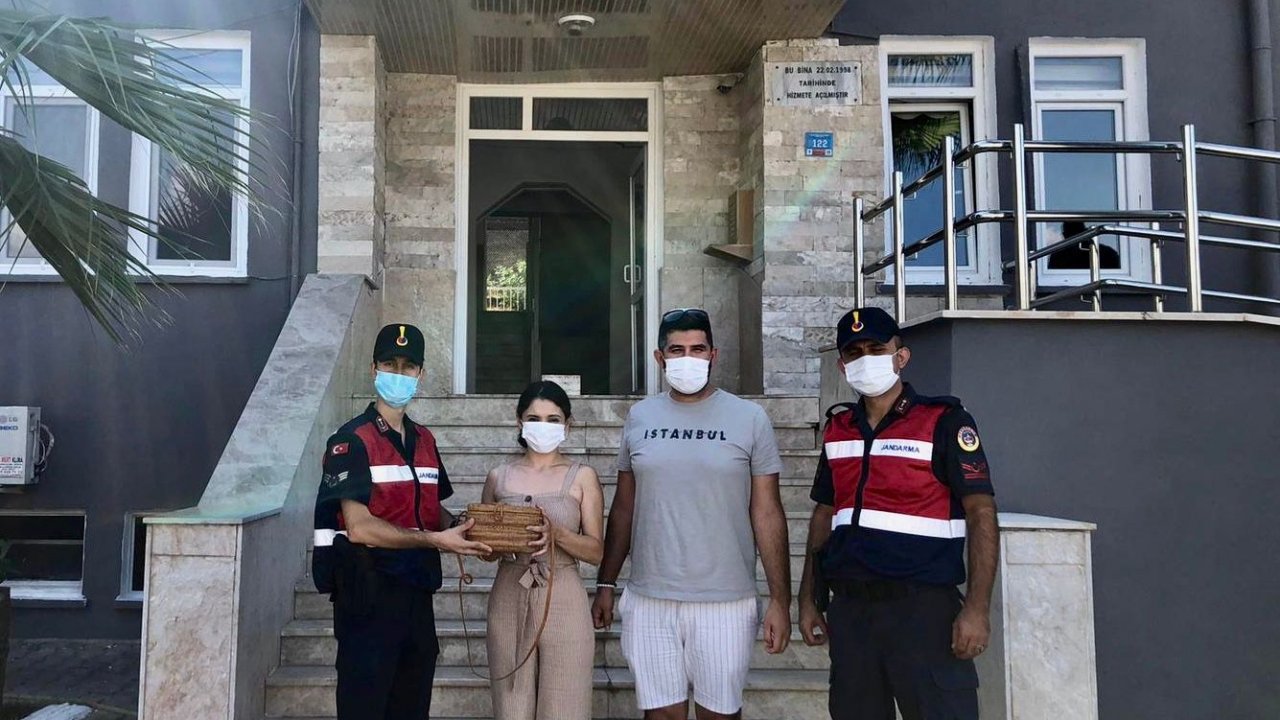 ÇANTA HIRSIZI YAKALANDI