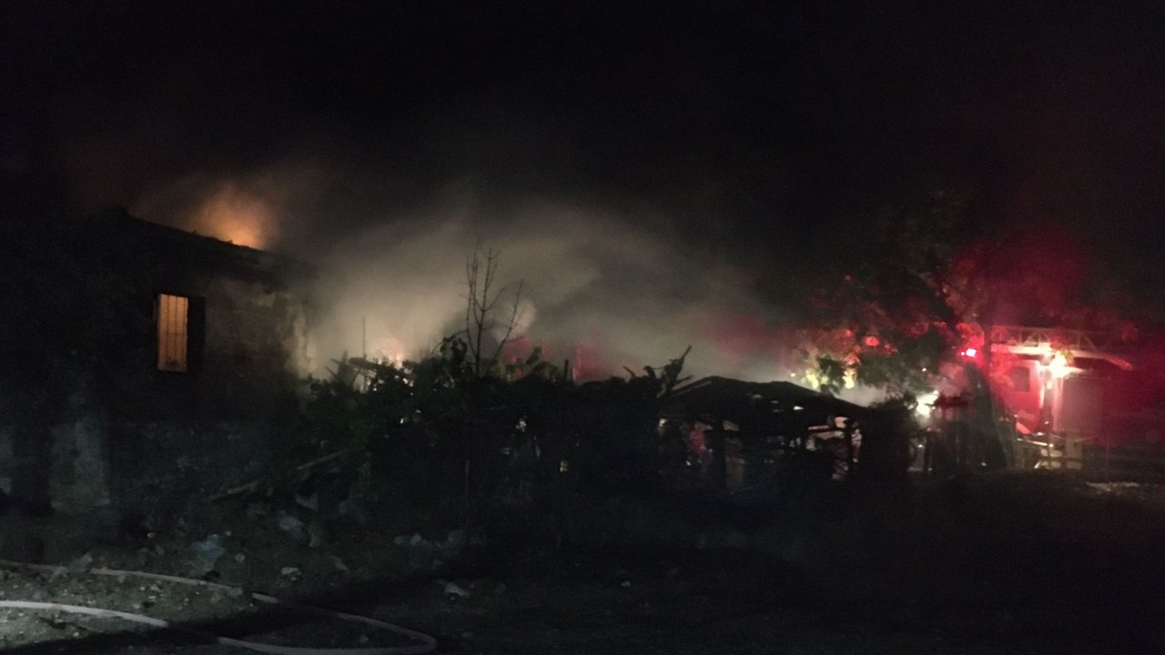 SAMANLIKTA ÇIKAN YANGIN HASARA YOL AÇTI