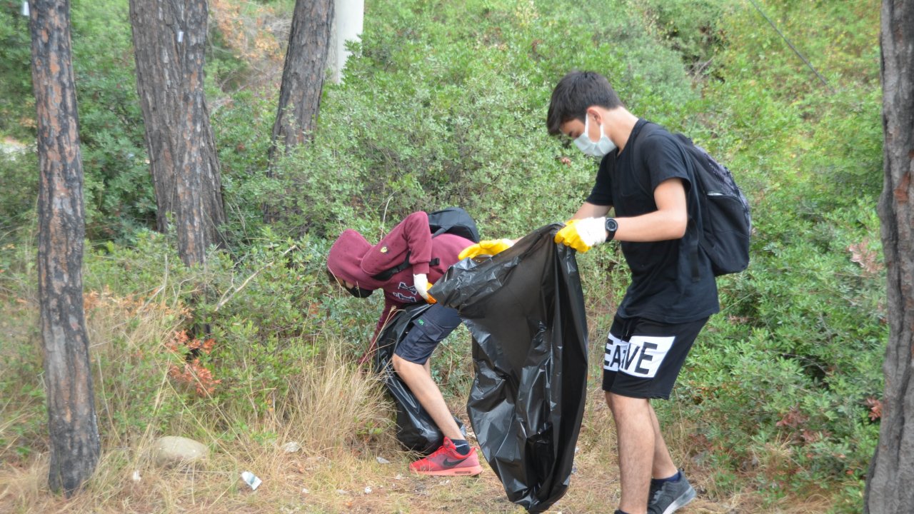 YAĞMURA RAĞMEN ÇÖP TOPLADILAR