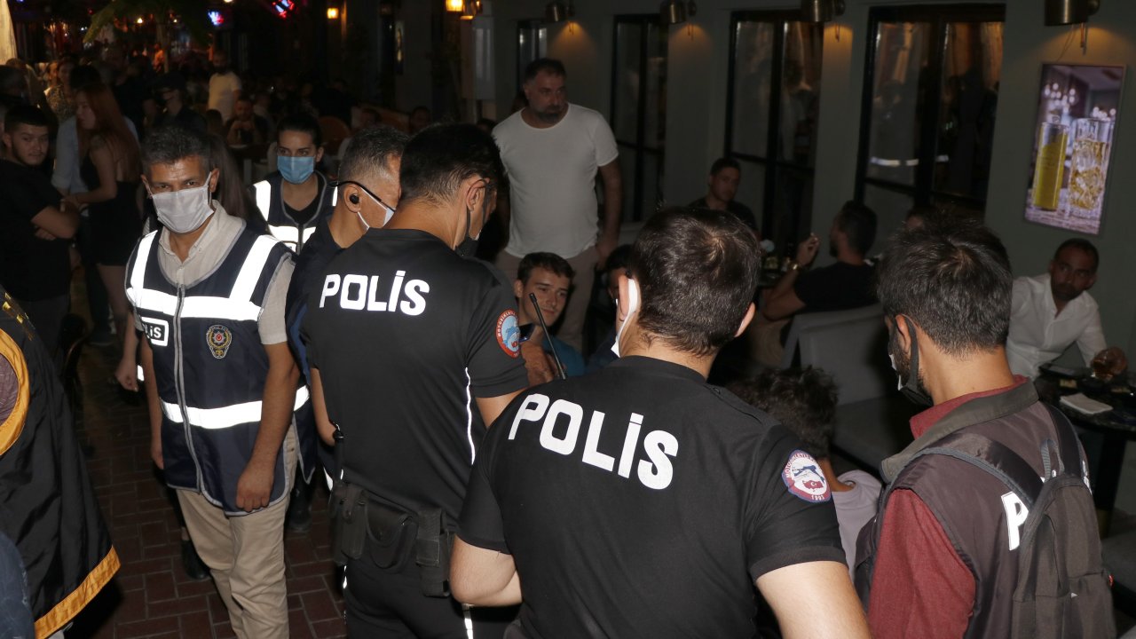 FETHİYE'DE POLİS EKİPLERİ EĞLENCE MEKANLARINI DENETLEDİ