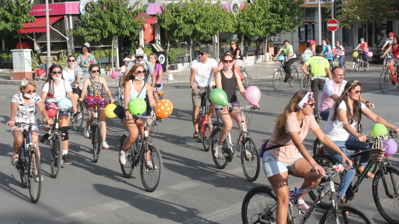 SÜSLÜ KADINLAR BİSİKLET TURU