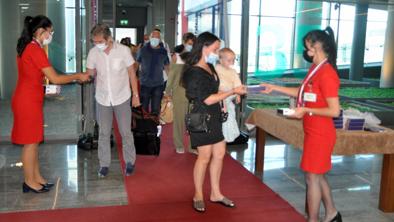 İNGİLİZ TURİSTLER LOKUM VE ÇİÇEKLERLE KARŞILANDI