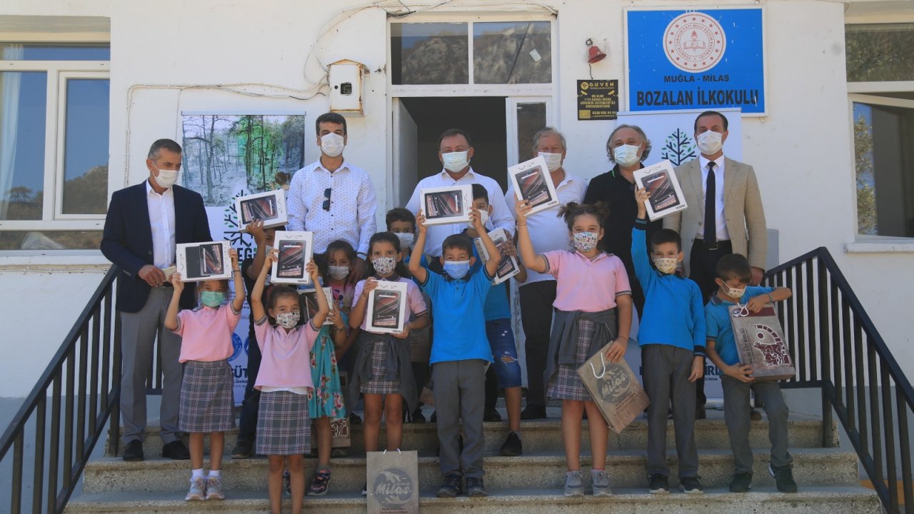 YANGIN BÖLGESİNDE BİR RESME BİR TABLET