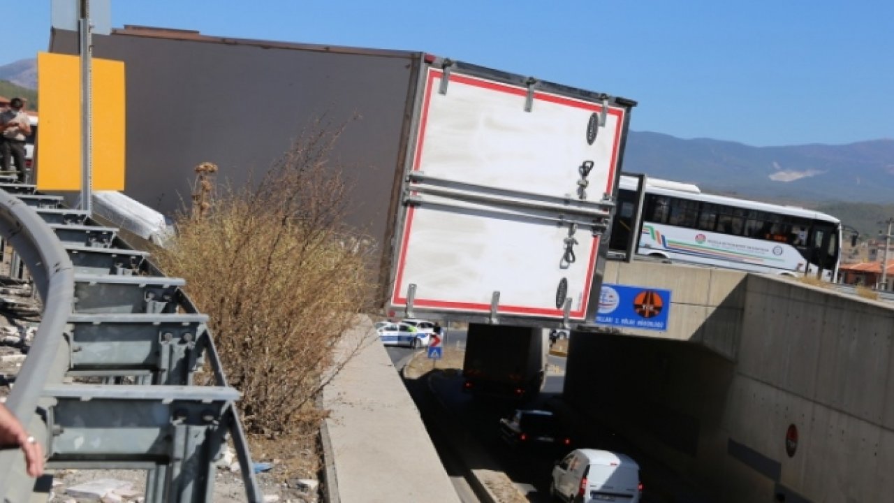 KAMYON KÖPRÜDE ASILI KALDI