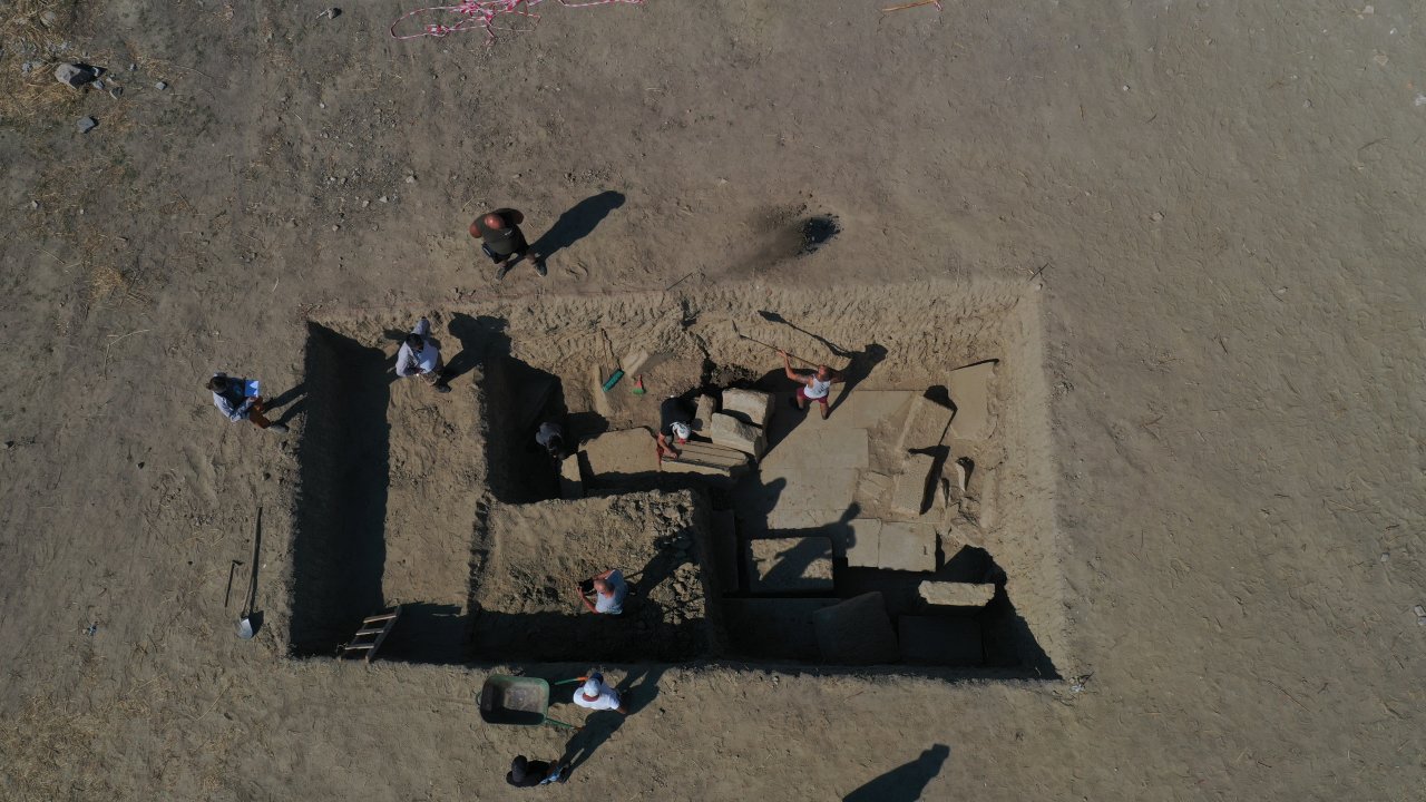 ZEUS TAPINAĞI'NIN GİRİŞ KAPISINA ULAŞILDI