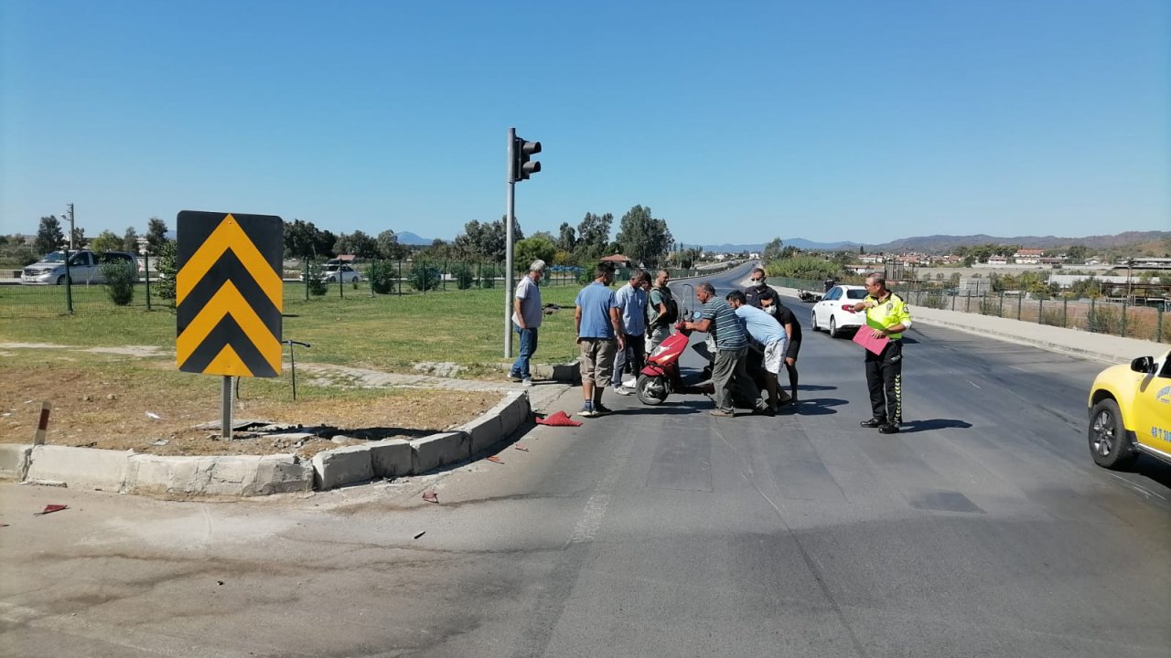 FETHİYE'DE ÇARPIŞAN İKİ MOTOSİKLETİN SÜRÜCÜLERİ YARALANDI