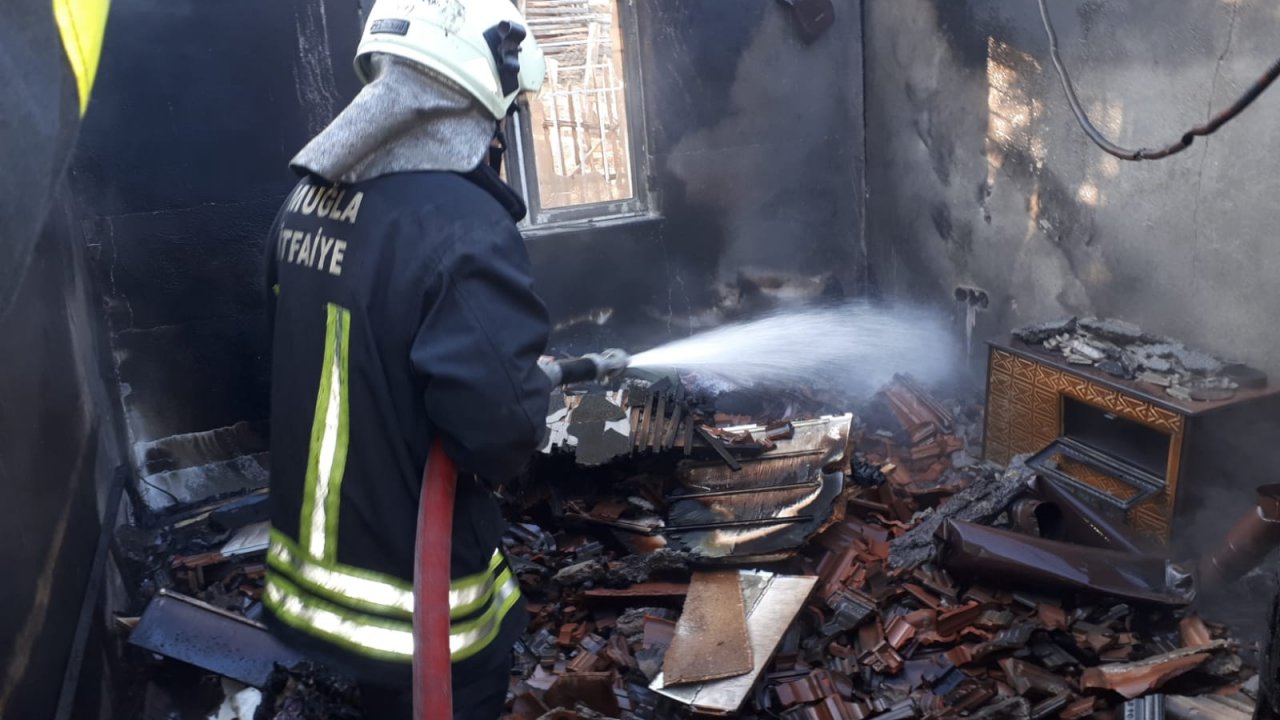 MUĞLA'DA İKİ EVDE ÇIKAN YANGIN HASARA NEDEN OLDU