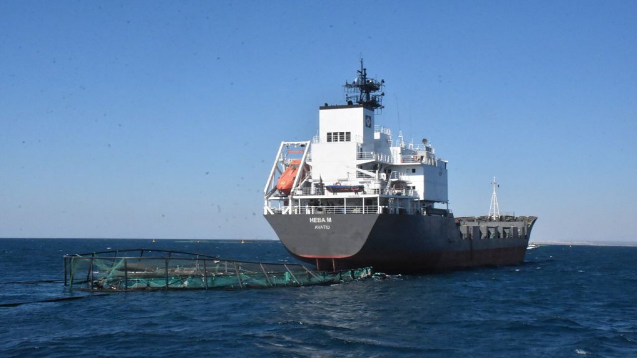 KURU YÜK GEMİSİ BALIK ÜRETİM ÇİFTLİĞİNİN HAVUZUNA ÇARPTI