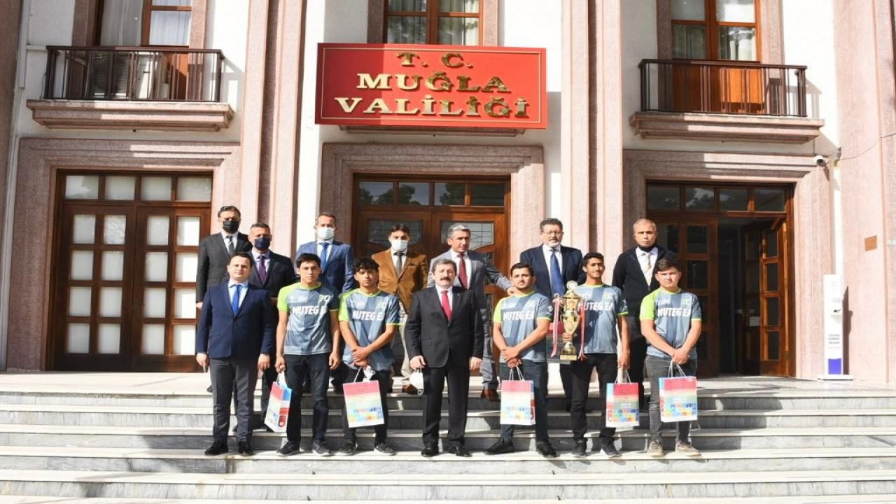 TEKNOFEST 2021’DE ÖDÜL ALAN ÖĞRENCİLERDEN VALİ TAVLI’YA ZİYARET