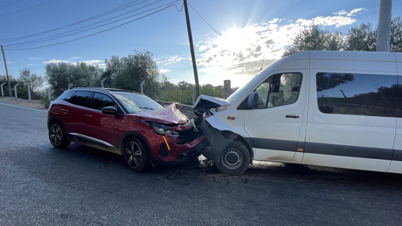 Bodrum'da servis minibüsüyle cipin çarpışması sonucu 22 kişi yaralandı