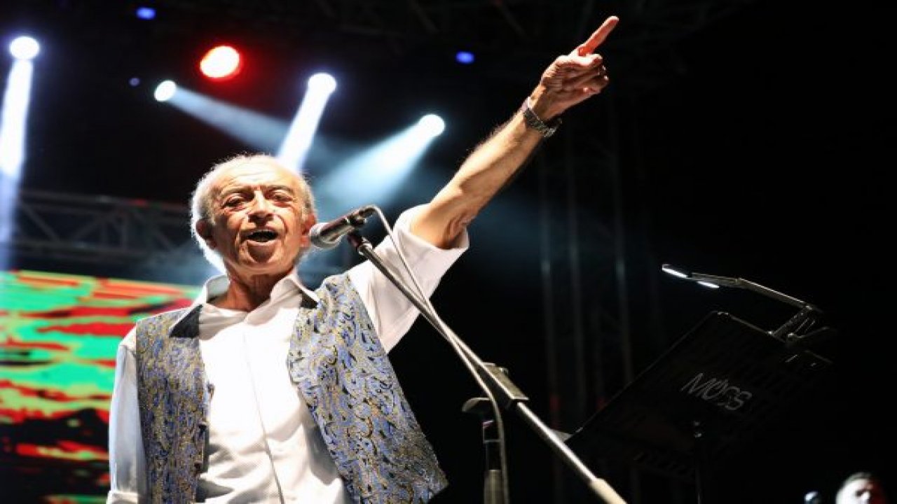 EDİP AKBAYRAM MENTEŞE’DE SAHNE ALDI