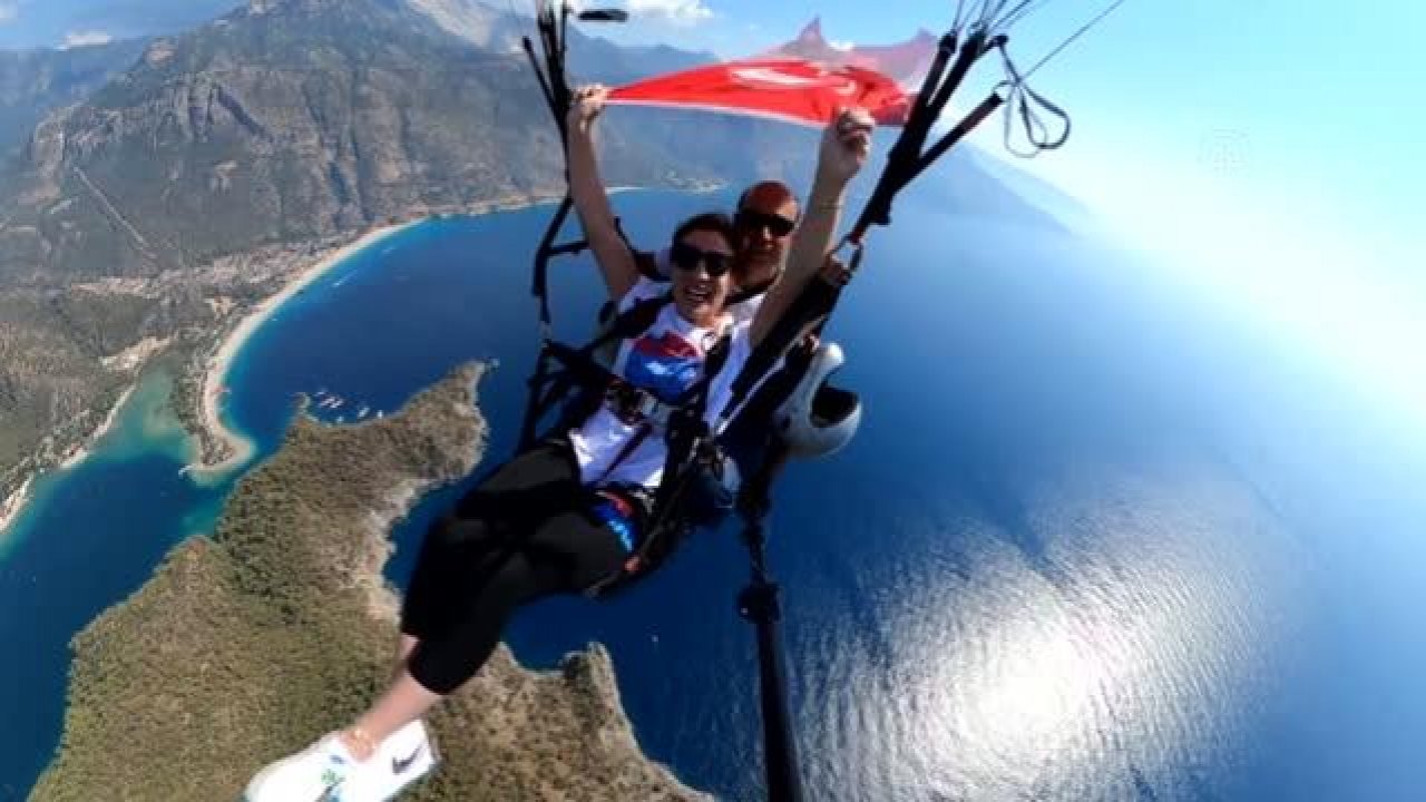 MİLLİ GÜREŞÇİ YİĞİT, YAMAÇ PARAŞÜTÜNDE TÜRK BAYRAĞI AÇTI