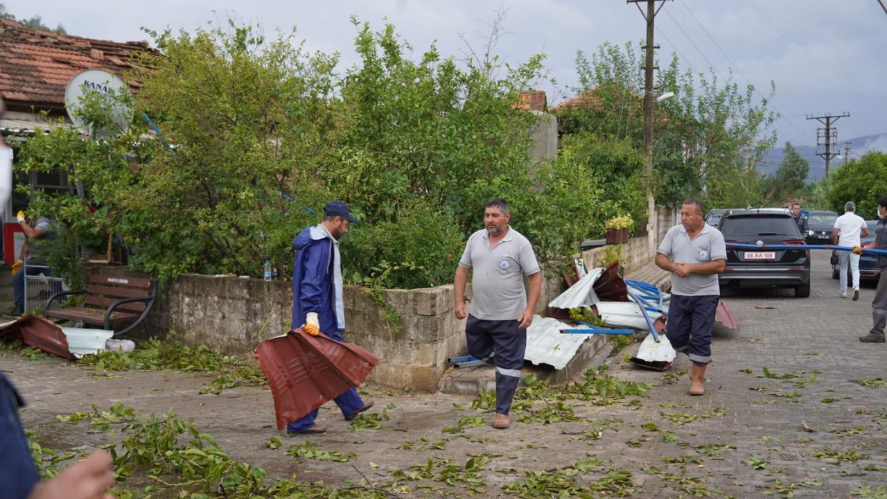 ETKİLİ YAĞIŞ VE FIRTINA MADDİ HASRA YOL AÇTI