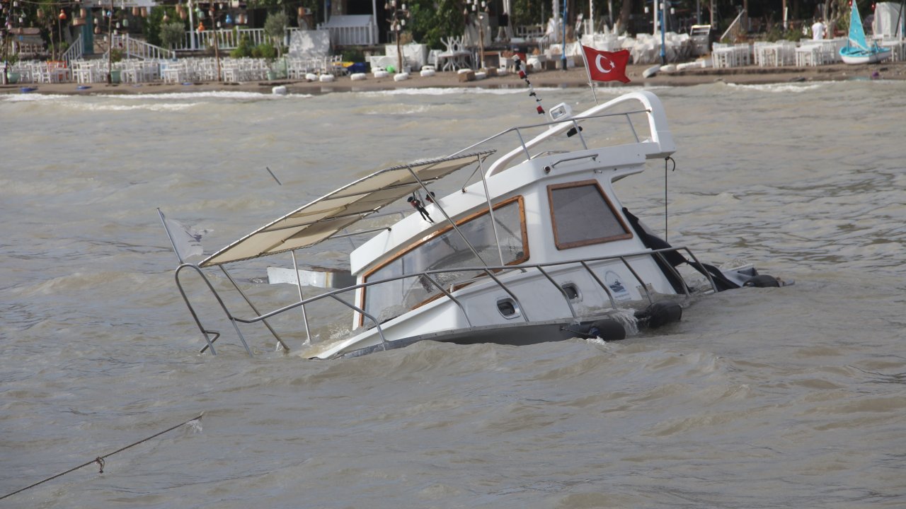 FIRTINADA KAYALIKLARA ÇARPAN TEKNE BATTI