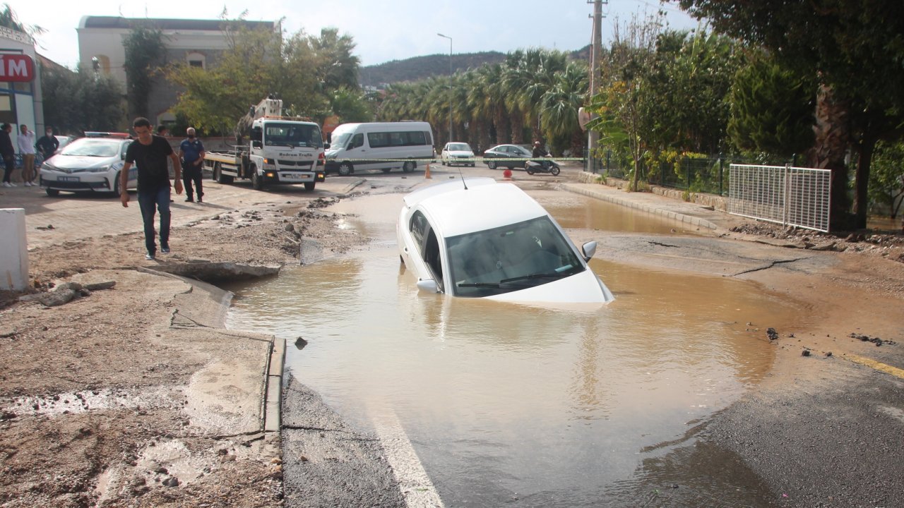 BODRUM'DA OTOMOBİL İÇME SUYU HATTI ÇUKURUNA DÜŞTÜ