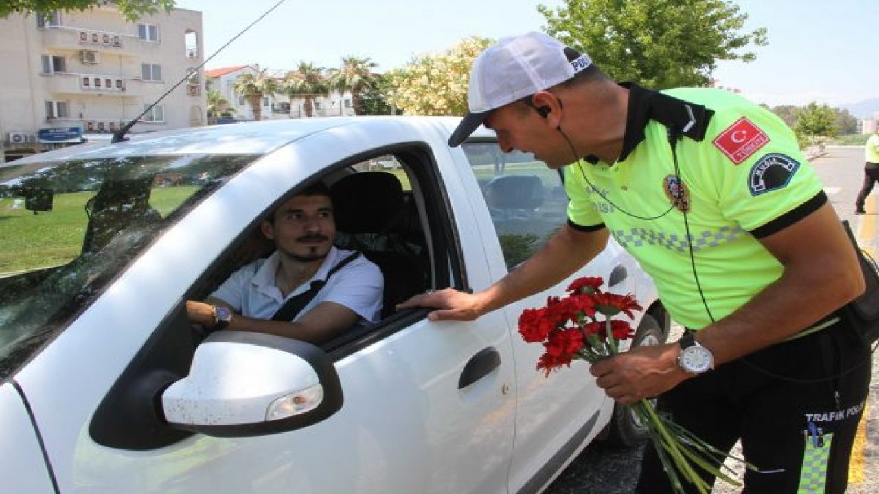 Polisten tatilcilere şeker ve çiçekli karşılama