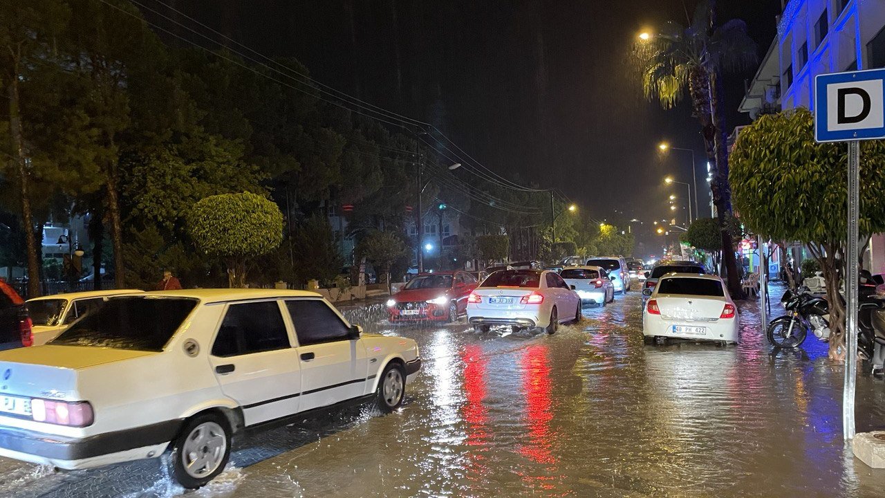 FETHİYE'DE SAĞANAK YAĞIŞ SU BASKINLARINA NEDEN OLDU