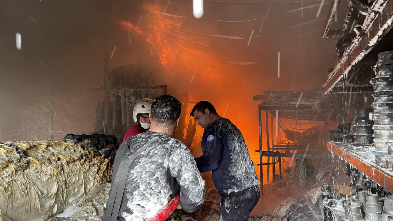 Fethiye'de sera naylonu satan iş yerinde çıkan yangın söndürüldü