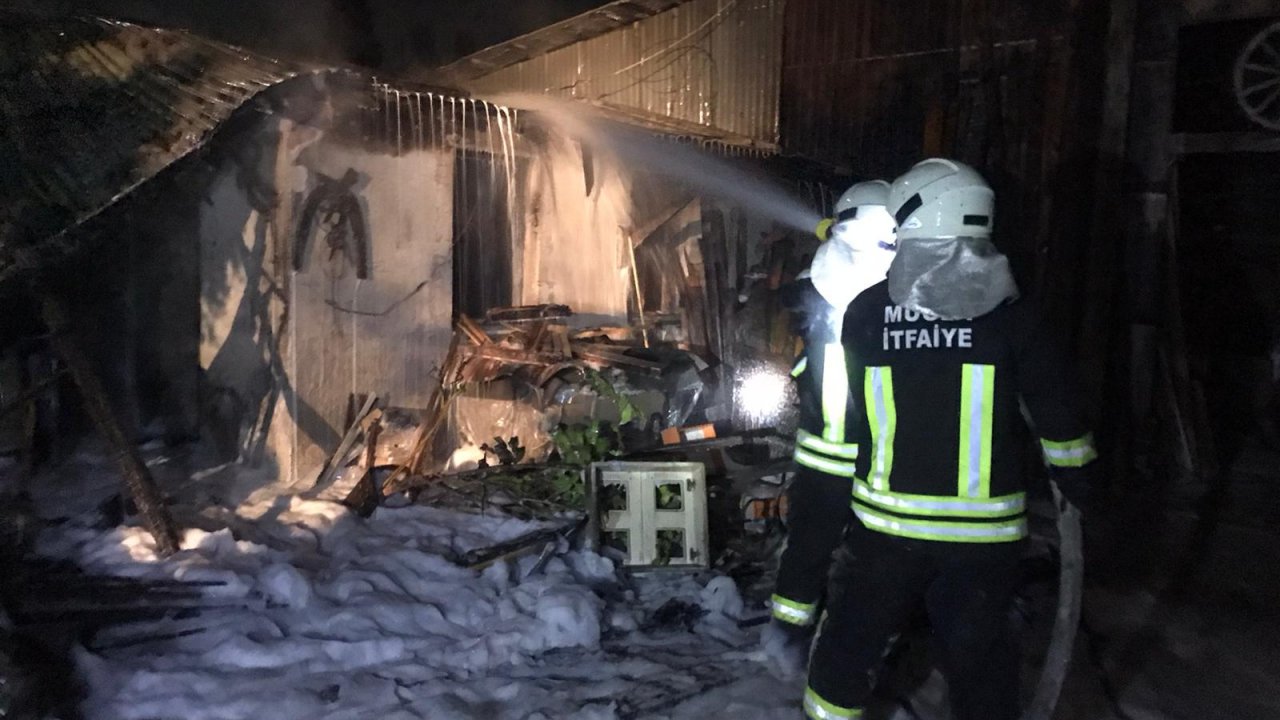 MOBİLYA ATÖLYESİNDE ÇIKAN YANGIN HASARA YOL AÇTI