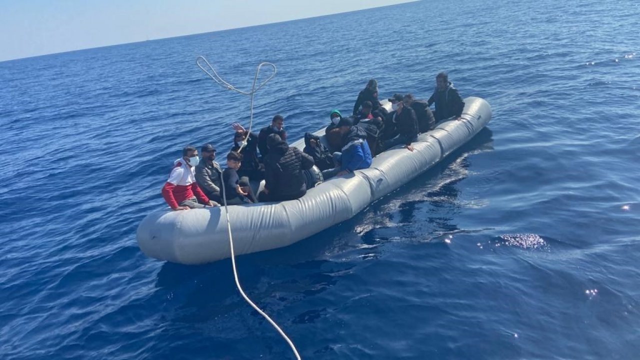 MARMARİS'TE LASTİK BOTTAKİ 15 DÜZENSİZ GÖÇMEN KURTARILDI