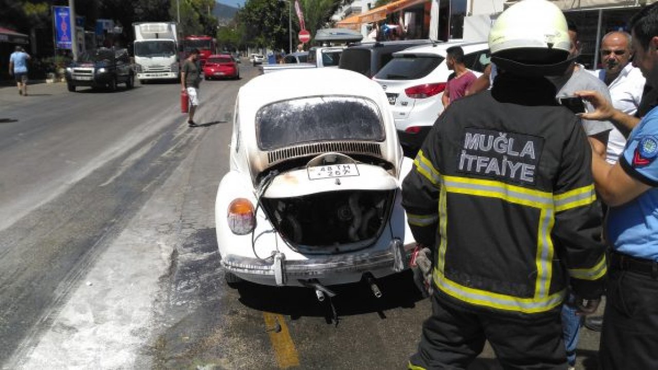 Park halindeki klasik otomobil yandı