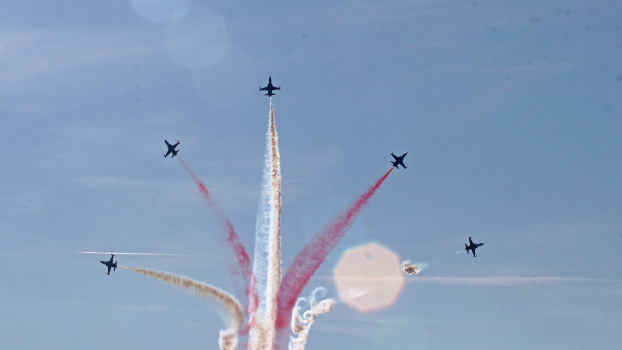 TÜRK YILDIZLARI, FETHİYE'DE GÖSTERİ UÇUŞU YAPTI