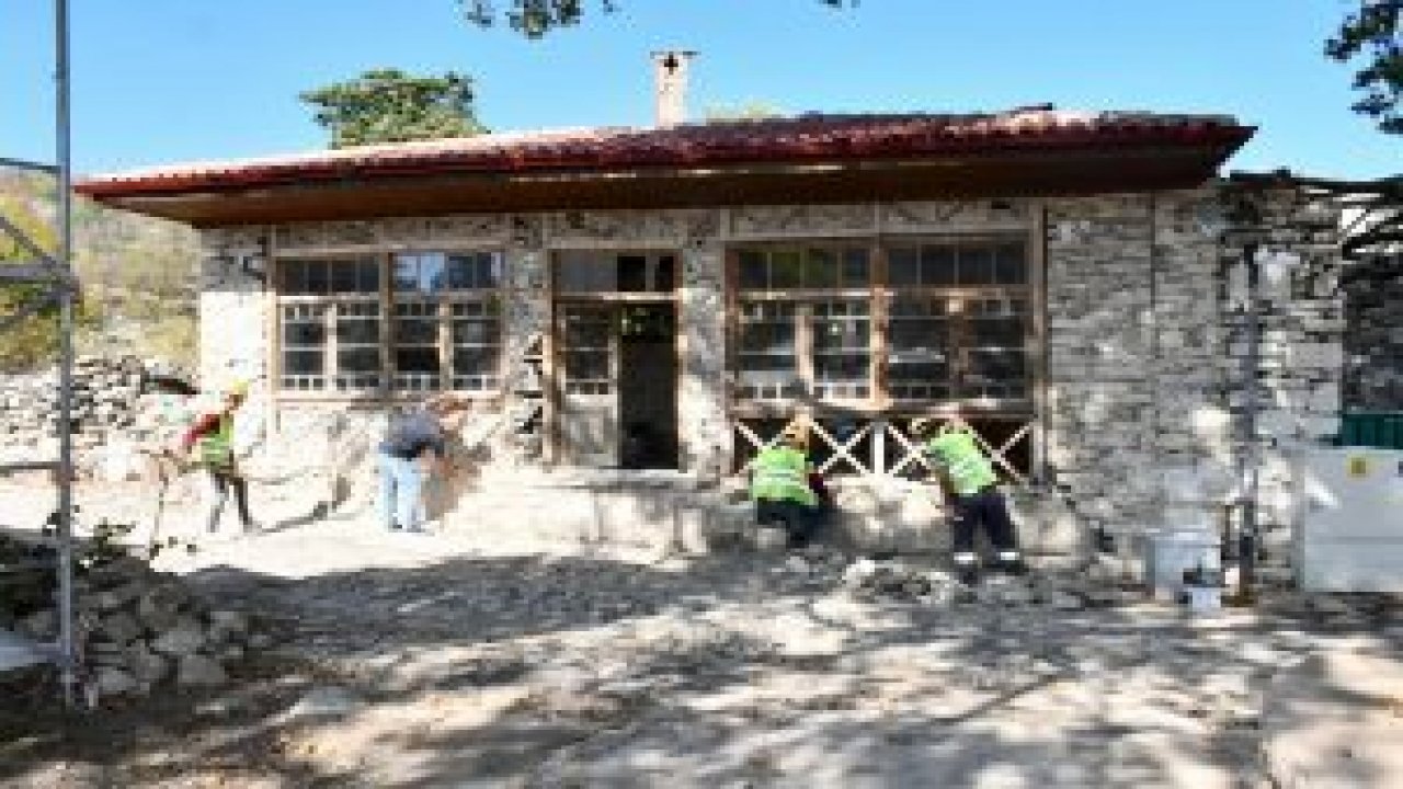 STRATONİKEİA ANTİK KENTİ'NİN ASIRLIK KAHVEHANESİ RESTORE EDİLİYOR