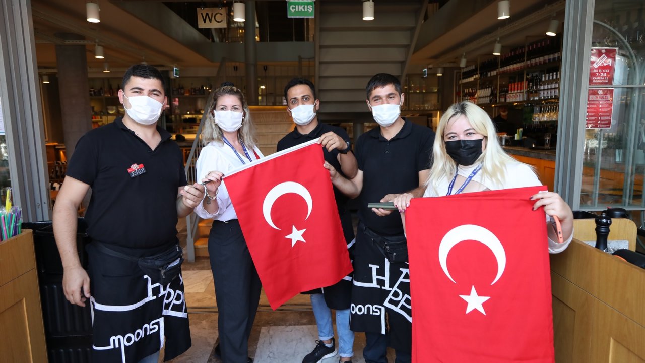 BODRUM BELEDİYESİ TÜRK BAYRAĞI DAĞITTI