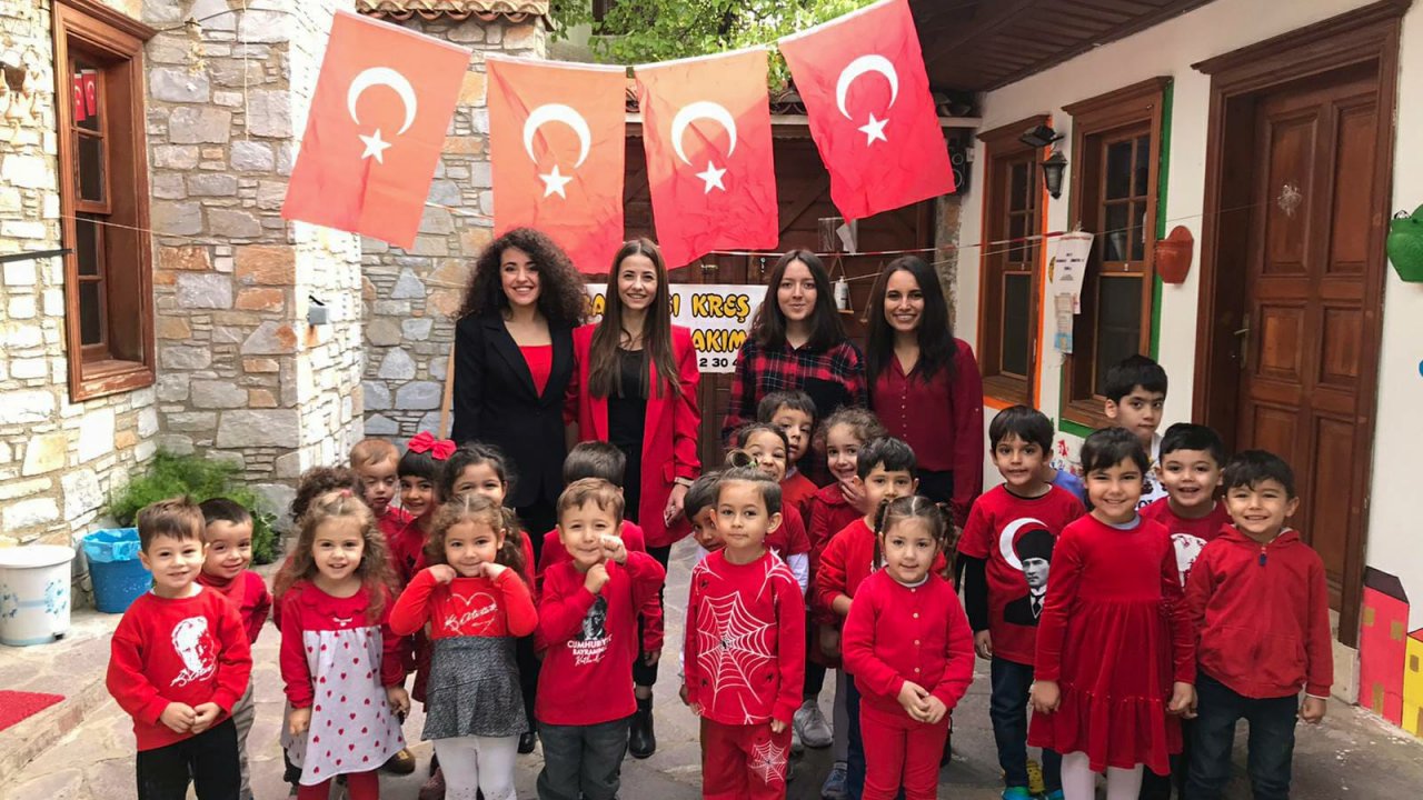 ÖZEL BAL ARISI KREŞ CUMHURİYET BAYRAMINI KUTLADI