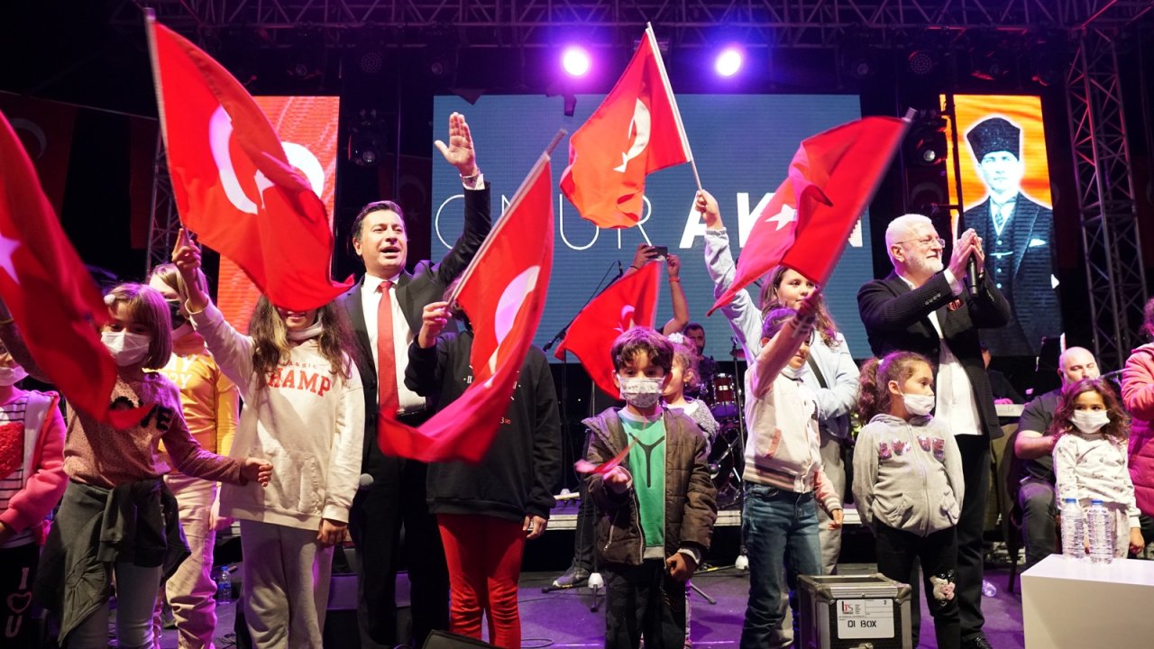 BAŞKAN ARAS, ONUR AKIN'LA DÜET YAPTI