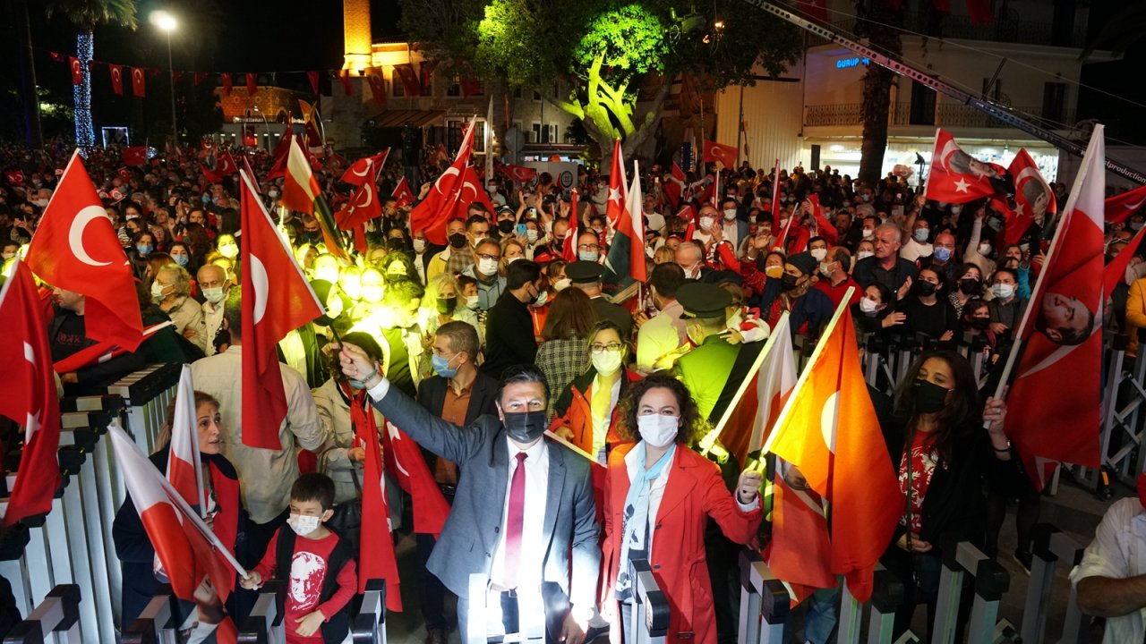 BODRUM MEYDANLARINDA CUMHURİYET COŞKUSU