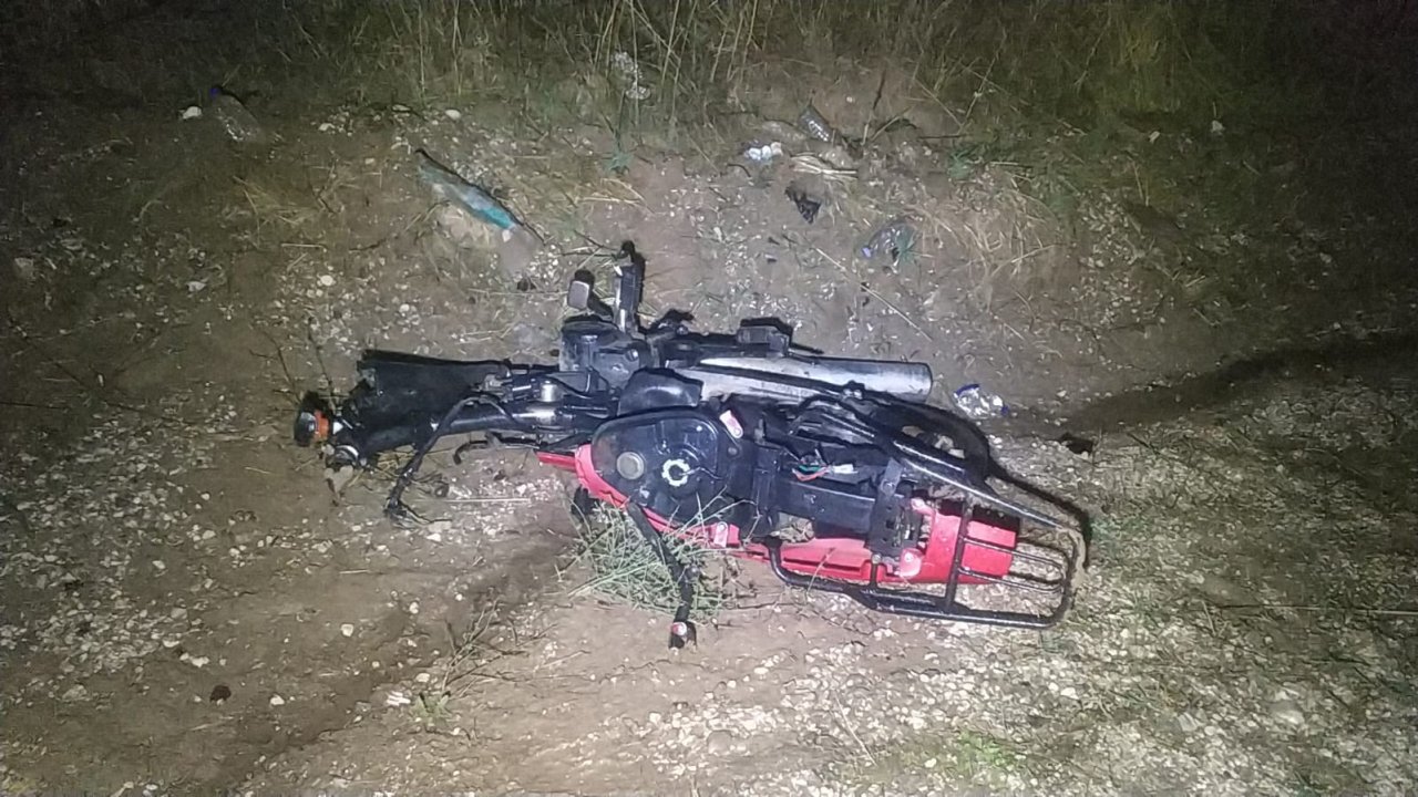 HAFİF TİCARİ ARAÇLA ÇARPIŞAN MOTOSİKLETİN SÜRÜCÜSÜ ÖLDÜ