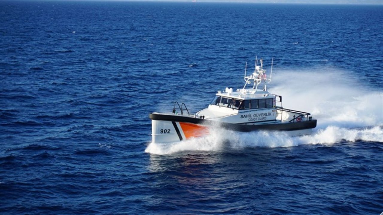 BODRUM’DA GÖÇMENLERİ TAŞIYAN FİBER TEKNE BATTI