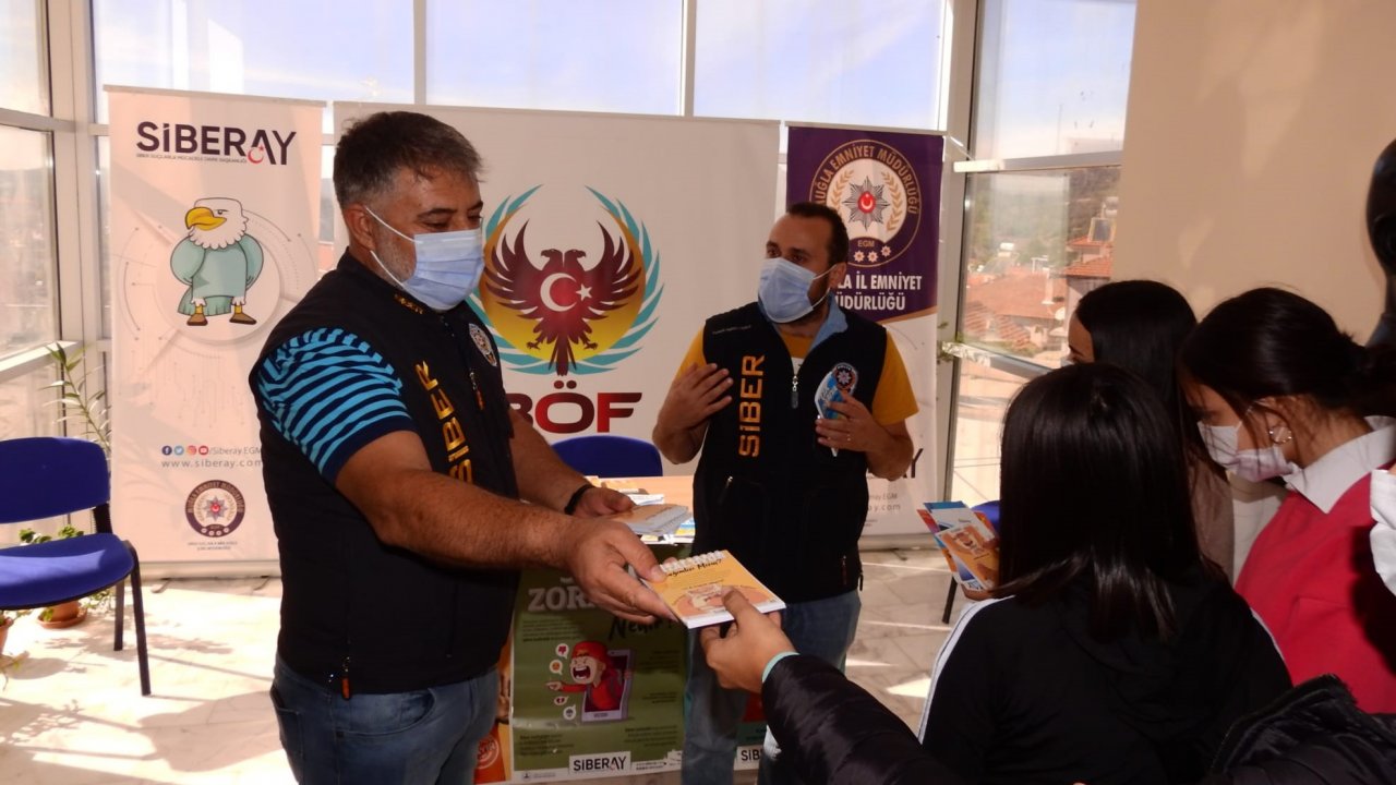 ÜNİVERSİTE ÖĞRENCİLERİNE SİBER GÜVENLİK KONFERANSI