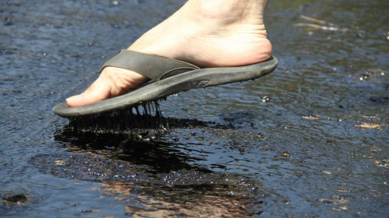 Fethiye’de aşırı sıcak asfalt eritti