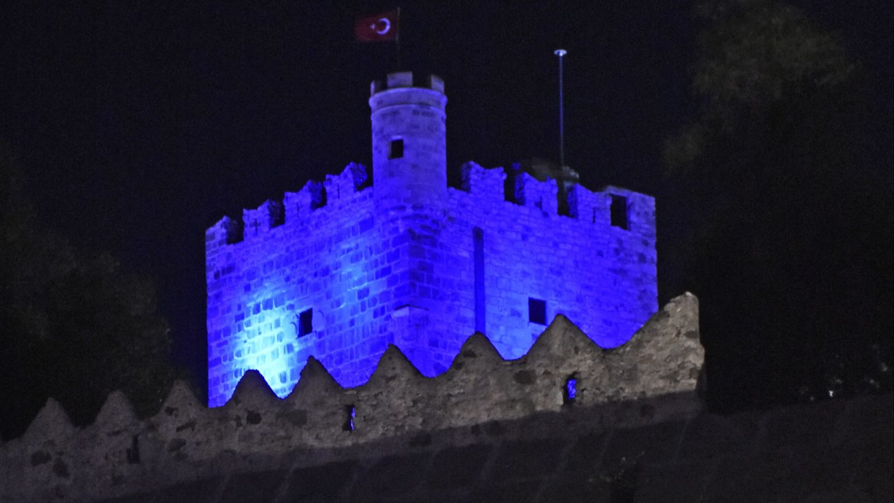 BODRUM KALESİ DÜNYA ÇOCUK HAKLARI GÜNÜ DOLAYISIYLA MAVİYE BÜRÜNDÜ