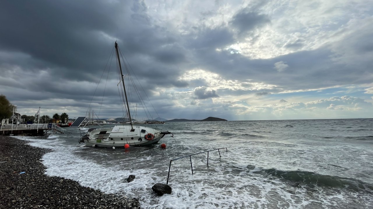 TEKNE KUVVETLİ RÜZGAR NEDENİYLE KARAYA OTURDU