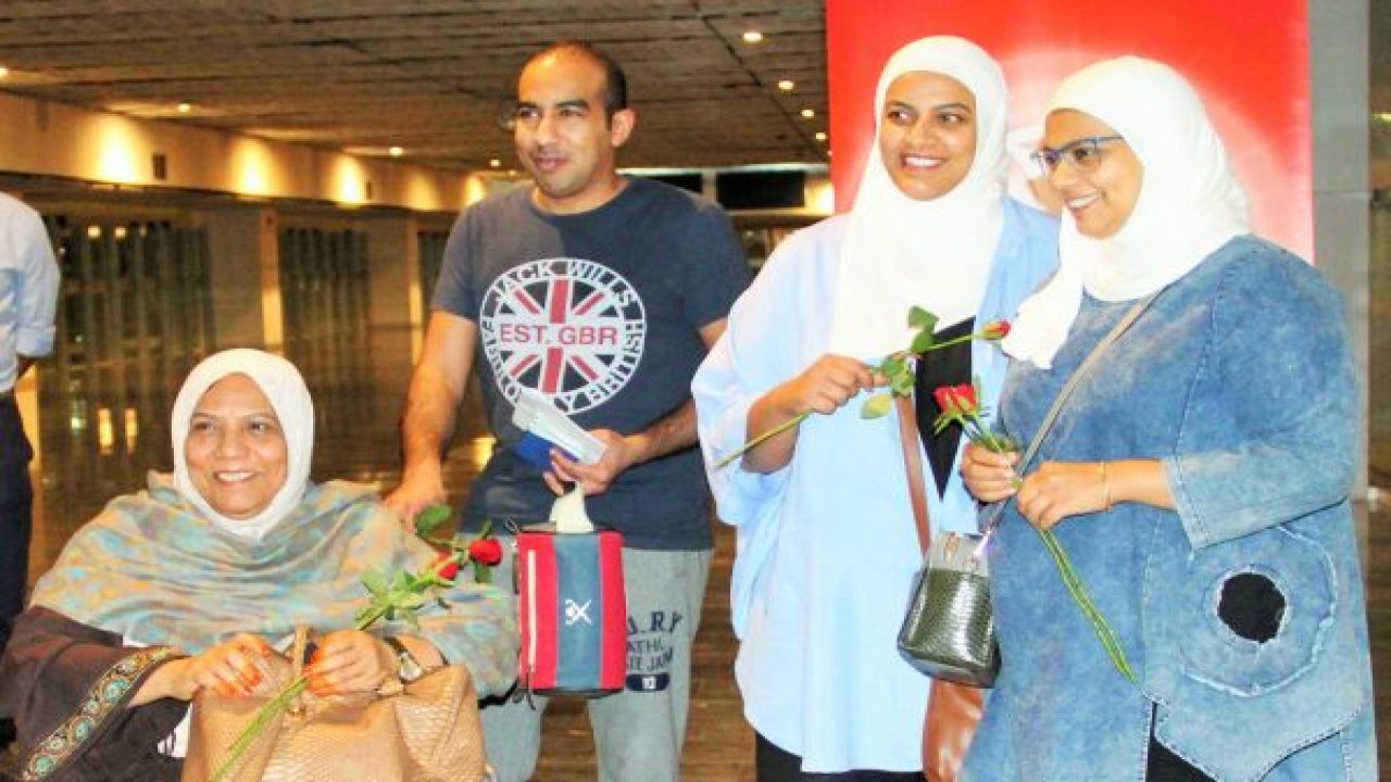 Araplar kırmızı güllerle karşılandı