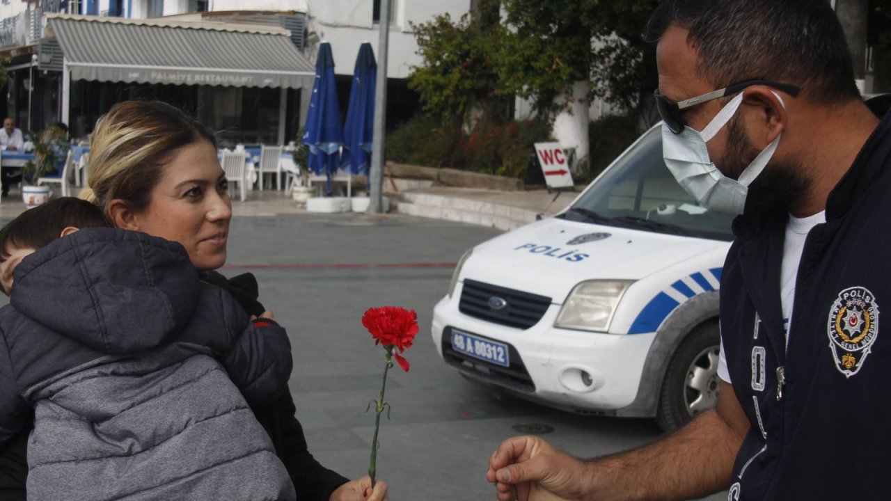BODRUM'DA POLİSLERDEN KADINLARA ÇİÇEK