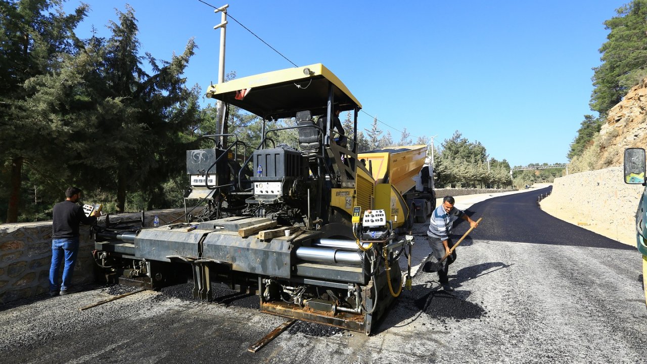KAVAKLIDERE’NİN GİRİŞİNDE İLK ASFALT SERİMİNİ YAPILDI