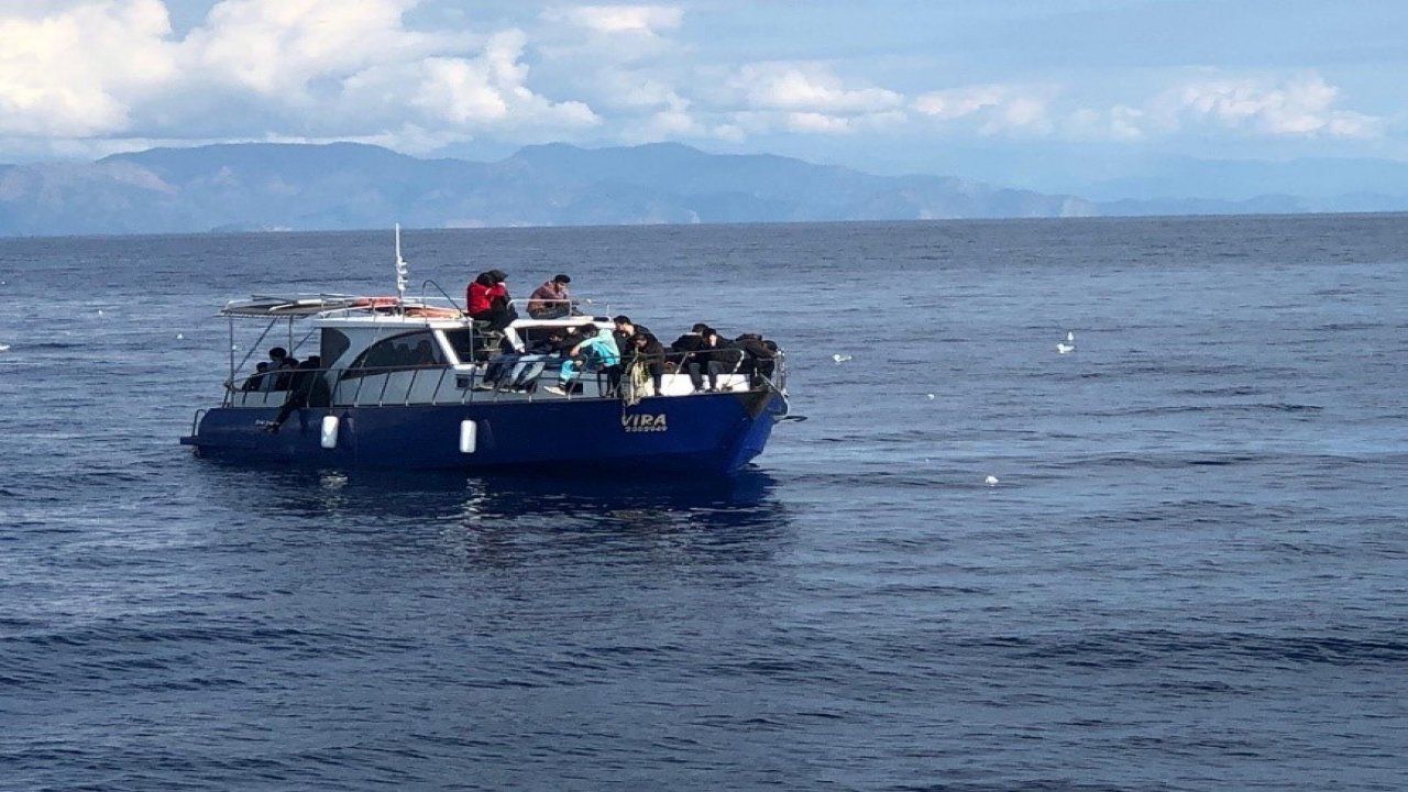 74 DÜZENSİZ GÖÇMEN KURTARILDI