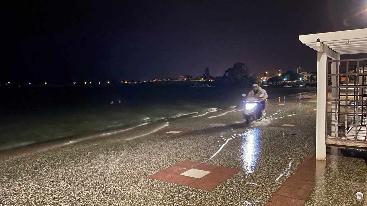 FETHİYE’DE FIRTINA NEDENİYLE DENİZ TAŞTI