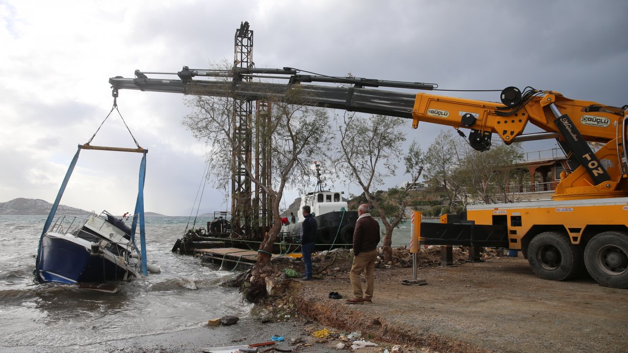 FIRTINA NEDENİYLE BİR TEKNE KARAYA OTURDU