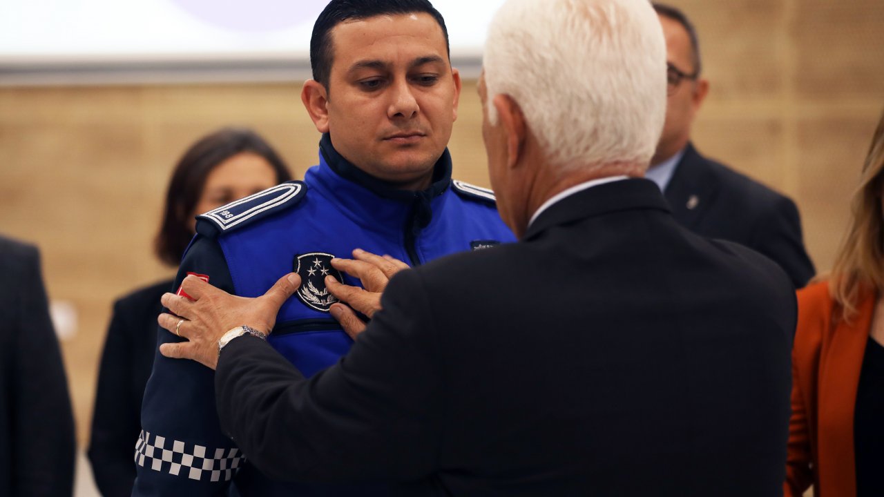 GÖREVDE YÜKSELEN PERSONELLERE YENİ RÜTBELERİ TAKILDI